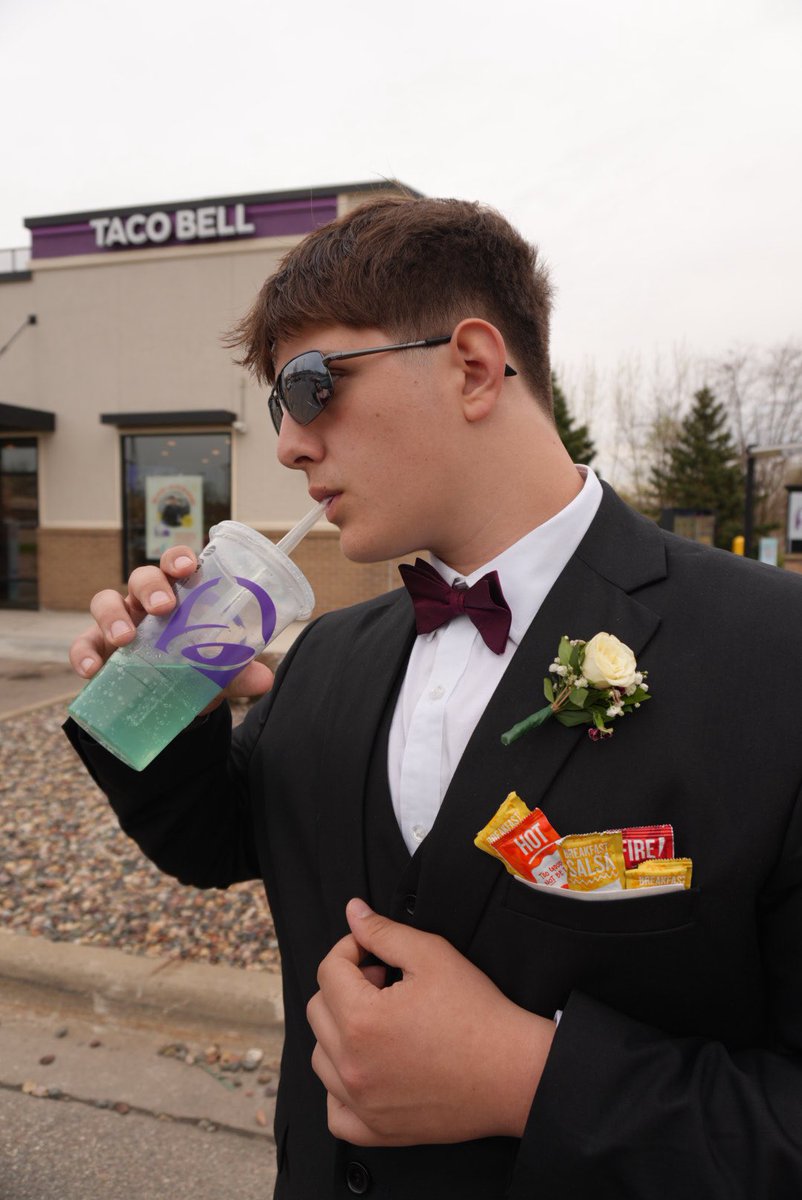 MalaikaMHere's tweet image. Ensuring that my brother has the most unique prom photos in town!! @tacobell 

#ugc #ugccommunity #ugccreator