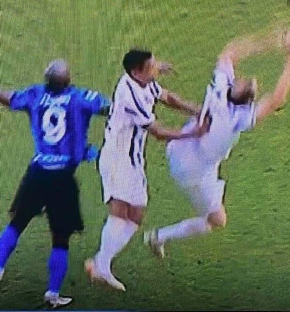3H_A21's tweet photo. @CurvaSud_AR @YLboug راح اعطيك هدفين وايس هدف واحد 
 هدف ضد يوفنتوس الغي 
والثاني ضد مونزا الغي

الحالة الاولى مدافع يوفنتوس يدفع زميله يحتسب الحكم فاول
 
وفي الحالة الثاني مدافع مونزا يعرقل زميله والحكم يحسب فاول ويلغى الهدفّ

هذا الفضايح مستحيل فريق اخر يتعرض لها غير الانتر https://t.co/kgcjWO1oCR