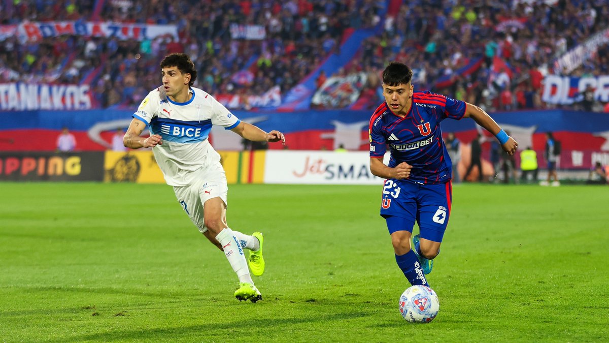 udechile's tweet image. 46’⏱️- Comenzó el segundo tiempo 🔛

#UdeChile 1️⃣-0️⃣ #UC 
#VamosLaU 🔵🔴