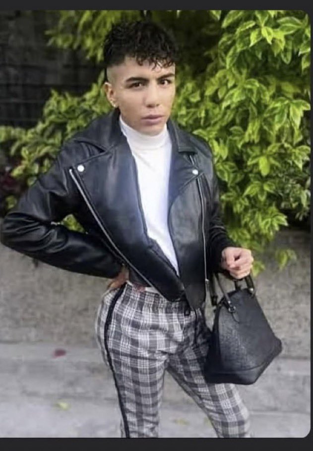 Poniendo Slayyyyter y twitteando mientras heteroomfs ponen el carbón para la carne xq yo no le sé jeejsjwjwjwwhejehejejeh