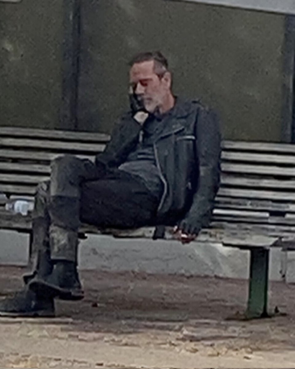 lovxjdm's tweet photo. eu assim enquanto espero por um sinal de vida do jeffrey aqui nesse site https://t.co/nYYMnNKmM7