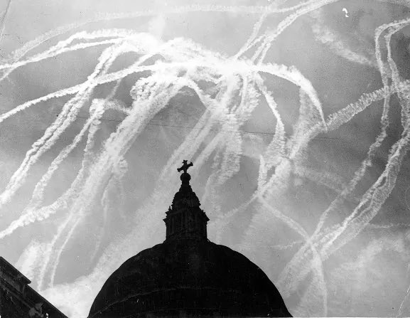 CarrierWaveOnly's tweet photo. @ANGRYNIC2 London, September 1940 https://t.co/HbR58keLw1