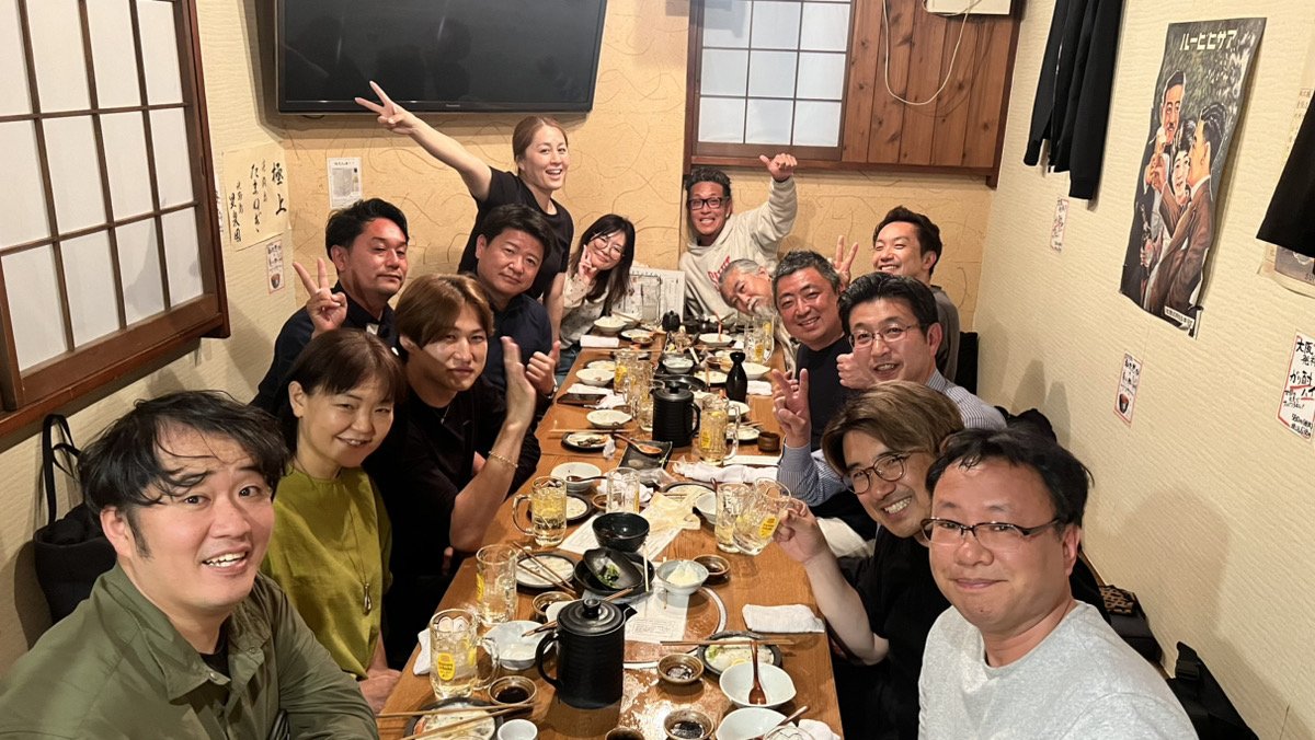 sun_spirits's tweet photo. 私が直接担当する生徒達との東京飲み会。
めっちゃ盛り上がりました。
日々切磋琢磨する仲間は、もはや家族。
古くは、10年以上も私のコンサル生として、在籍する生徒も6人いる。
歳月は密度の濃さで、肉親よりも強く深い絆を生む。
教育事業の醍醐味であり、これ以上の幸せなことはない。
全ては人から繋がる。