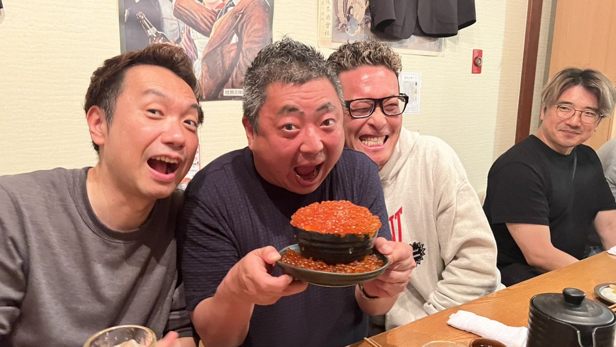 sun_spirits's tweet photo. 私が直接担当する生徒達との東京飲み会。
めっちゃ盛り上がりました。
日々切磋琢磨する仲間は、もはや家族。
古くは、10年以上も私のコンサル生として、在籍する生徒も6人いる。
歳月は密度の濃さで、肉親よりも強く深い絆を生む。
教育事業の醍醐味であり、これ以上の幸せなことはない。
全ては人から繋がる。