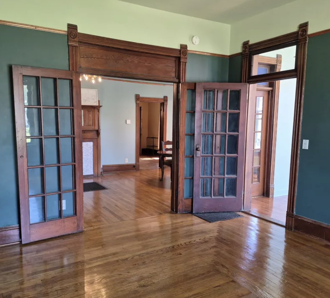 oldhouseunder50's tweet image. $195K. This inviting #Pennsylvania Victorian-era home has beautiful natural woodwork that shines throughout. oldhousesunder50k.com/c-1890-pennsyl…