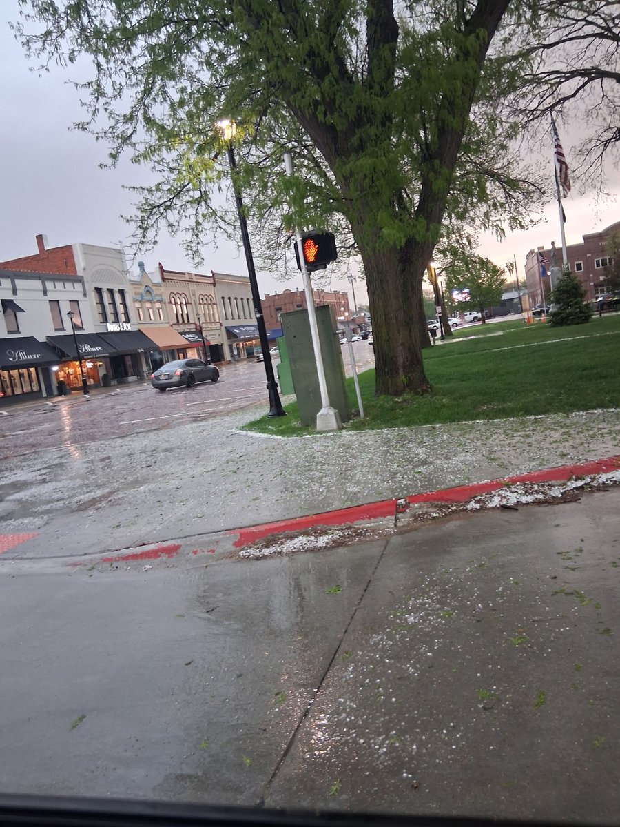 shellmays's tweet photo. @NWSOmaha Massive hail dumping in Seward around 6pm! @rustywx @kdewey1unl https://t.co/354v3Ty2Yx