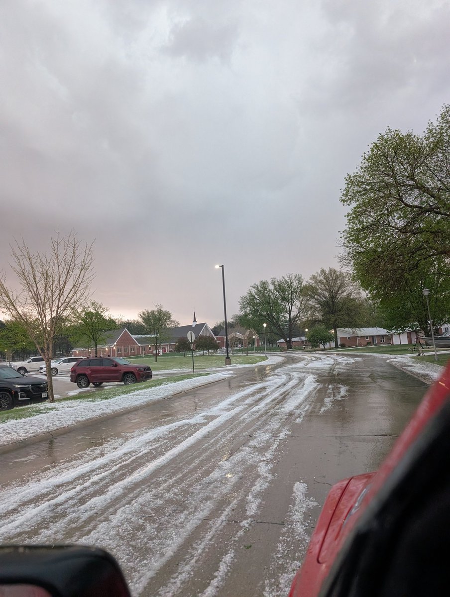 shellmays's tweet photo. @NWSOmaha Massive hail dumping in Seward around 6pm! @rustywx @kdewey1unl https://t.co/354v3Ty2Yx