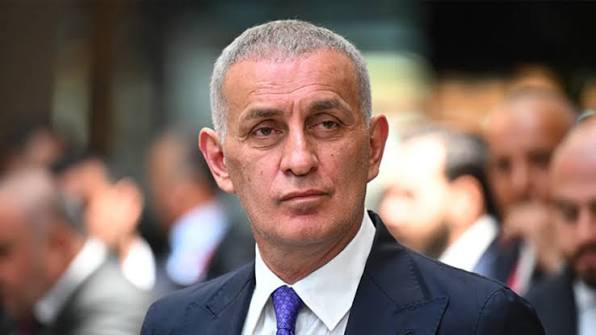 Şampiyon olsak bile, ertesi gün o koltuktan kovulman için 40 milyon Galatasaray’lı seninle uğraşacak.

Sadece kovulman yetmez. Yaptıklarından dolayı hukuk önünde hesap vereceksin.