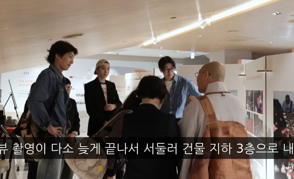 disc0fish's tweet photo. 아 진심 머리부터 상체까지 허여멀건해가지고 존나 웃기네 https://t.co/FEPKiPuh4L