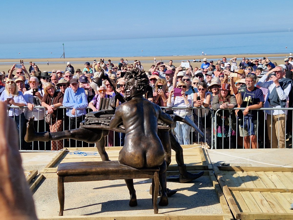 uptone's tweet photo. Had a terrific time in Colwyn Bay for the unveiling of the Terry Jones statue. Met up with Carol Cleveland there and bumped into @eddieizzard! #montypython @PythonJones @PythonOnTheProm https://t.co/AvHERgf5XC