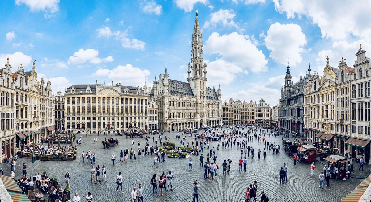 Bill_chc's tweet image. 【布魯塞爾大廣場】位於比利時首都布魯塞爾的市中心，曾被法國大文豪雨果盛讚為「歐洲最美的廣場」。這座廣場的歷史可追溯至 11 世紀的露天市集，隨著貿易的繁榮，廣場四周逐漸建起了代表各行各業的行會建築、宏偉的哥德式市政廳以及國王之家。
#比利時 #Belgium
#世界文化遺產 #WorldHeritage