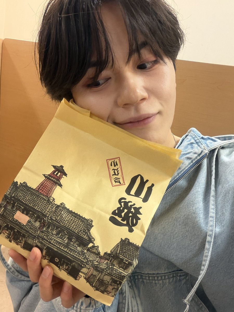 ari_rapinz's tweet photo. みんなおはよう☀️

今日は地元川越！！！
ウニクス南古谷にて異次元マルシェJAPANに出演させて頂きます🕺✨️

馴染みの場所でこうしてライブができるの嬉しいな☺︎

1部、2部どちらも観覧無料です！
みんな待ってるよ😌

今日も一日、一緒に頑張ろうね👊

#RapiNz
母からつばさかりんの差し入れ😇 https://t.co/anWj5Wy3ju