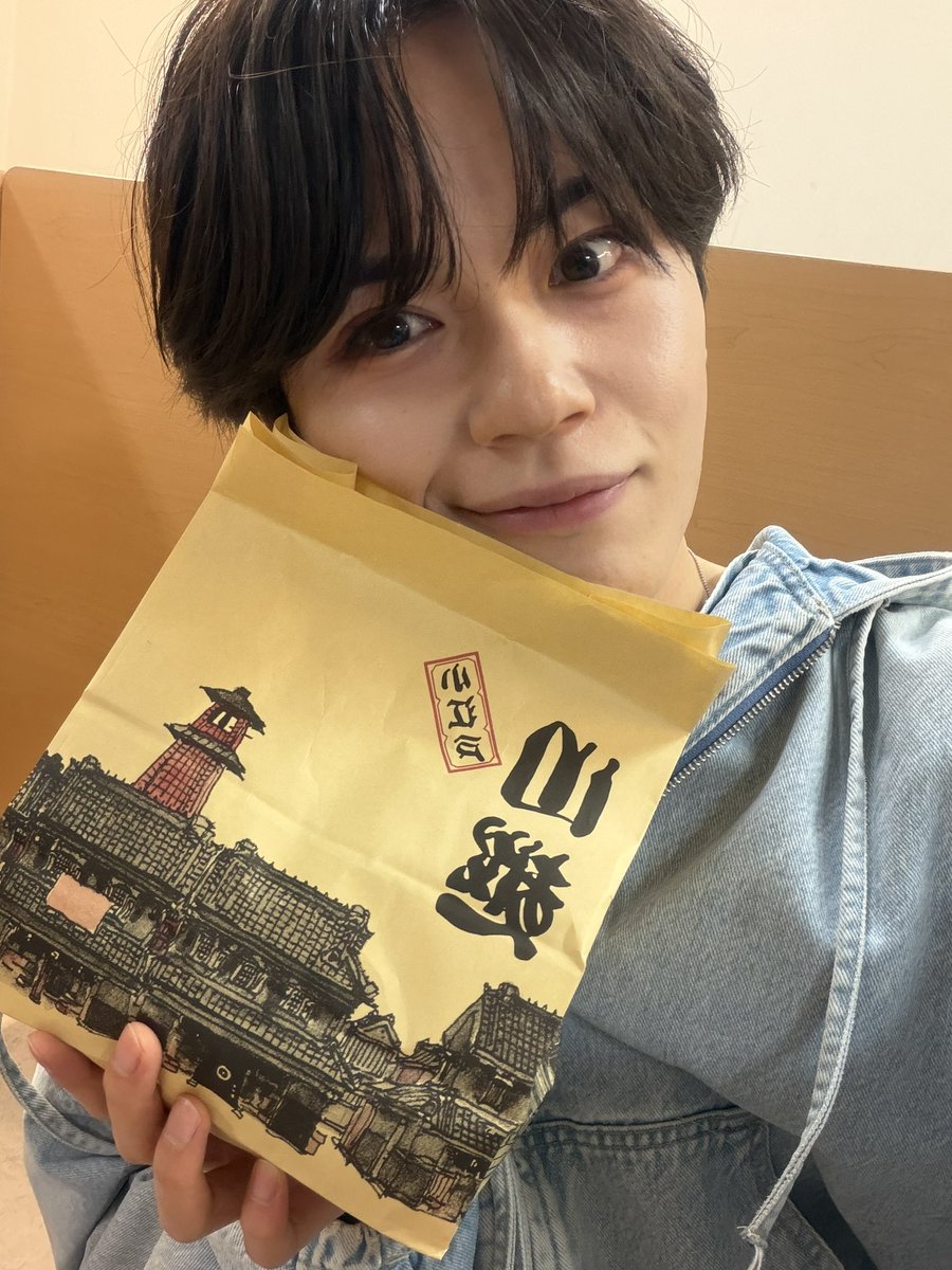ari_rapinz's tweet photo. みんなおはよう☀️

今日は地元川越！！！
ウニクス南古谷にて異次元マルシェJAPANに出演させて頂きます🕺✨️

馴染みの場所でこうしてライブができるの嬉しいな☺︎

1部、2部どちらも観覧無料です！
みんな待ってるよ😌

今日も一日、一緒に頑張ろうね👊

#RapiNz
母からつばさかりんの差し入れ😇 https://t.co/anWj5Wy3ju