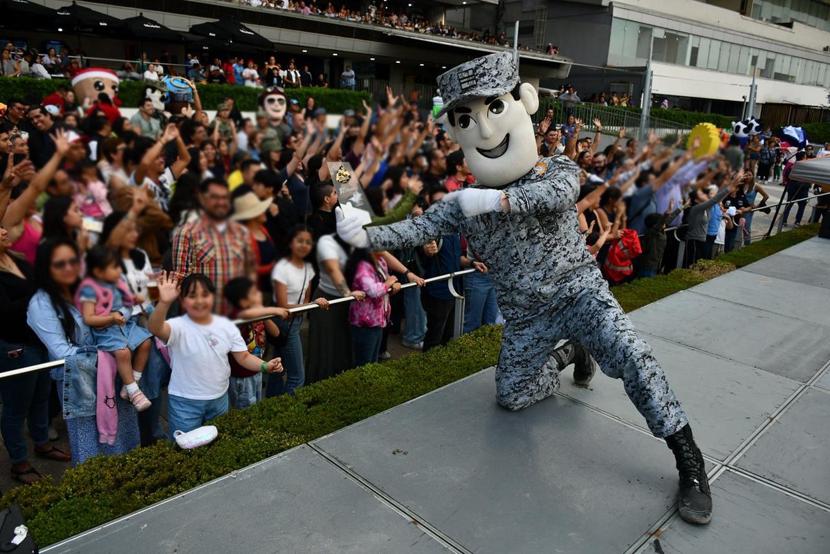 GN_MEXICO_'s tweet image. La  #GuardiaNacional felicita al #SargentoJusto, quien obtuvo el primer lugar al participar en la 7/a carrera de botargas celebrada en el Hipódromo de Las Américas en la #CDMX. Con estas acciones, la institución fomenta la sana convivencia y se fortalece la confianza entre la