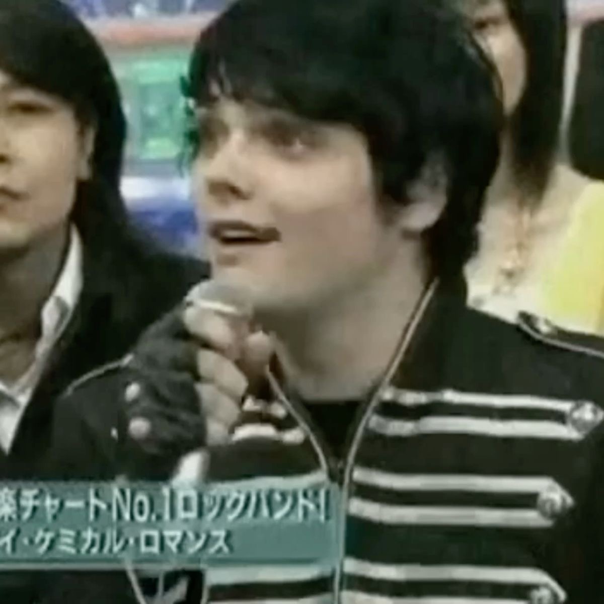 gerard way hourly tweet media