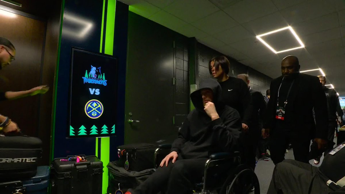 Knicks' DiVincenzo leaves arena in wheelchair at Game 4 halftime