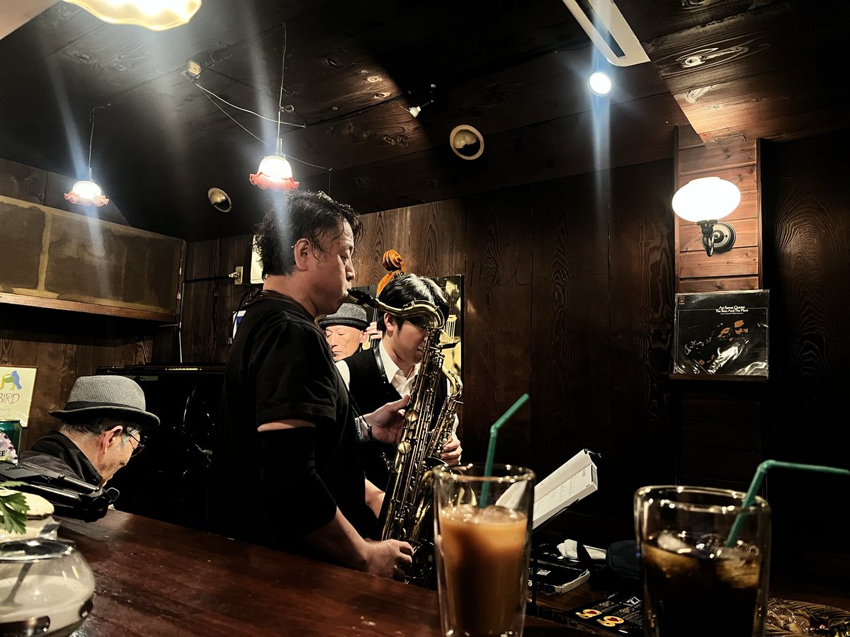 昨夜のセッションへお越し下さいました皆さま！大変ありがとうございました。

今月はサックス多めの集まりとなりました。

初参加の高校生、陸自12音楽隊のお二人の素晴らしい演奏で盛り上がりました♪

来月6月のセッションは、6/23(土)となります。