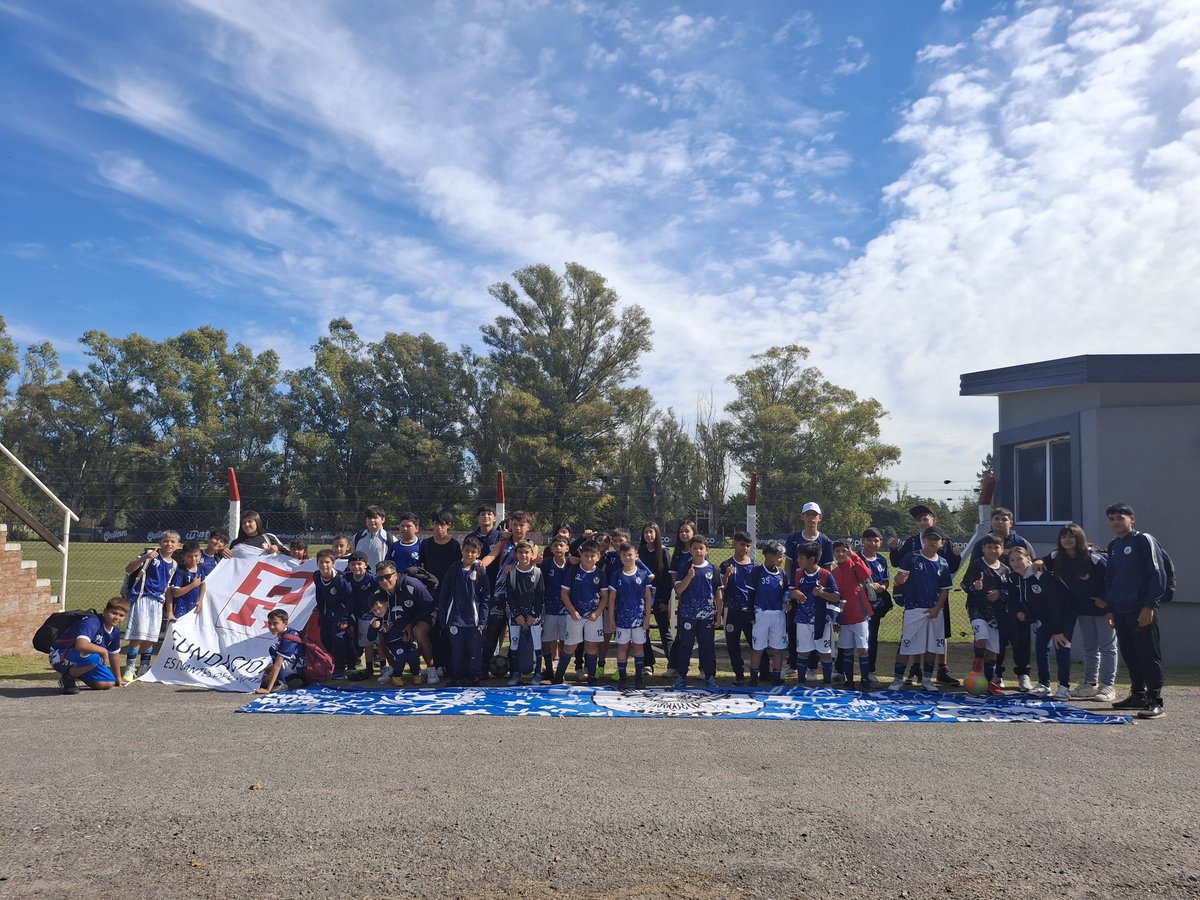 lorena__prieto's tweet photo. Hoy recibimos chicos del club San Agustín, de Maquinista Savio, para visitar el country y la cancha de Estudiantes de La Plata https://t.co/Ag6mxsciCP