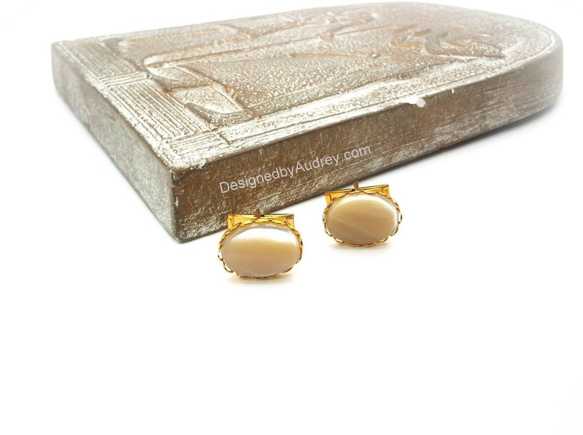 DesignsbyAudrey's tweet image. Pearl Cufflinks - Crème de la Crème - Natural Mother of Pearl III Cufflinks  by #DesignedbyAudrey.  Wonderful men's #handmade dress accessories etsy.me/3FK7fK5 via @Etsy #cufflinks #mensaccessories #etsyshop #jewelry