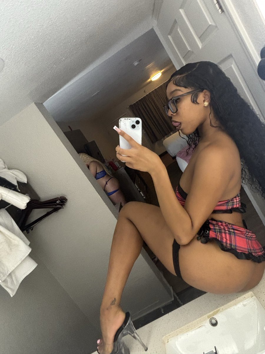 Luckiiixcharm's tweet photo. Daddy, am I your baby?😏 https://t.co/ppZALLp7j2 https://t.co/USDwt5MCn8