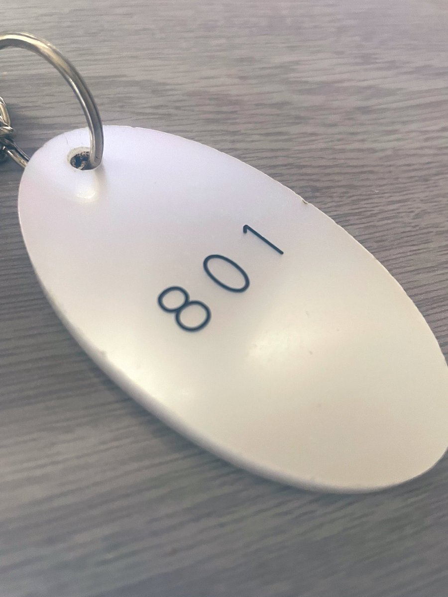 今日もとある県に遠征中なのですが、業の深い部屋に案内されました