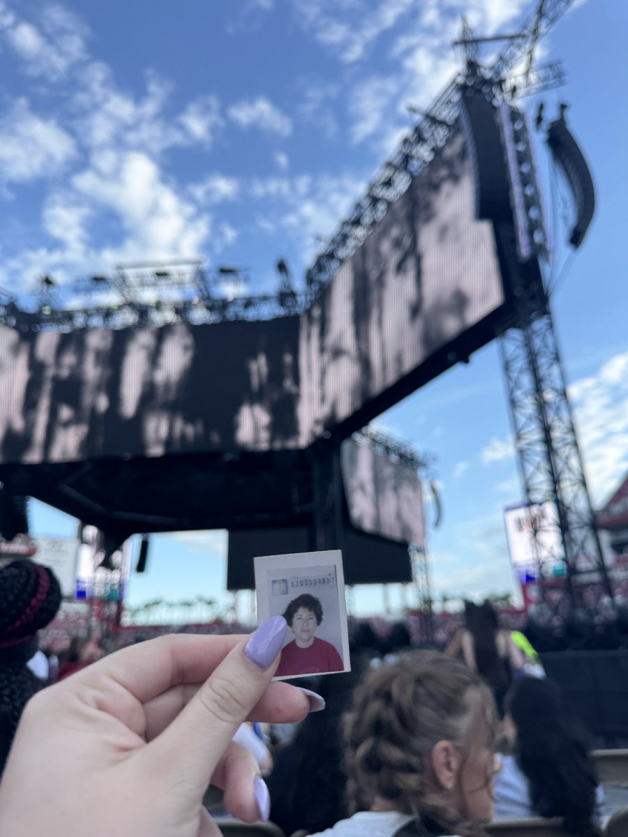 alanis 💌 is seeing bts & ive ! tweet media