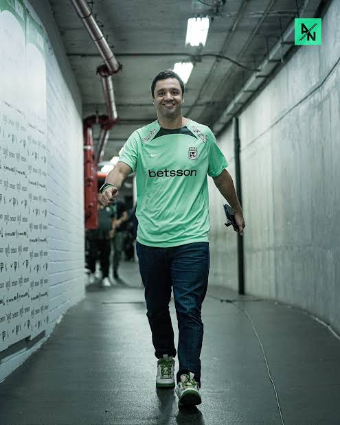 Éste pedazo de mierda dice que ama y es hincha a morir de Nacional.

¿Se imaginan dónde no?

Con Juárez se le apareció la virgen, de resto una vergüenza absoluta