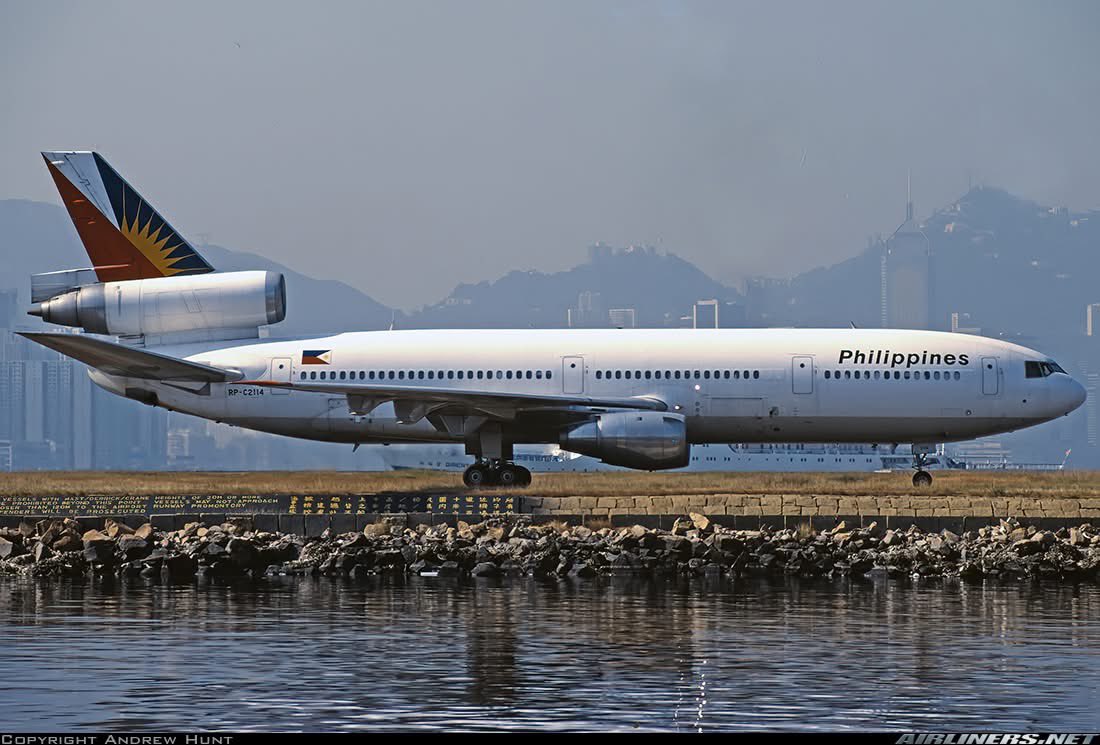 n194at's tweet image. Philippine Airlines 
Douglas DC-10-30 RP-C2114
HKG/VHHH Hong Kong Kai Tak (closed)
November 1993
Photo credit Andrew Hunt
#AvGeek #Airline #Aviation #AvGeeks #Douglas #DC10 #HKG #HongKong #KaiTak #Philipinnes @flyPAL