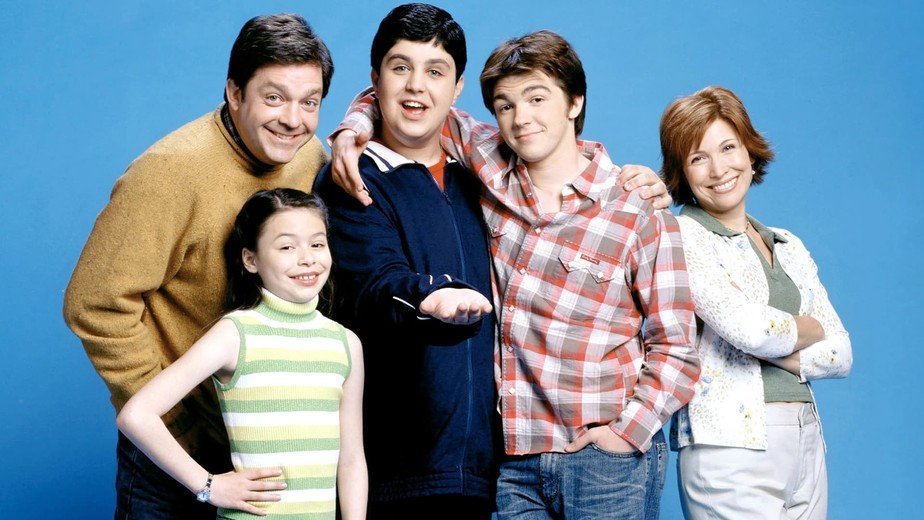 mateusteve's tweet photo. Se você tivesse na pele do todo poderoso Murilo Fraga, e tivesse que escolher uma dessas para assumir as manhãs de domingo do SBT, qual seria sua escolha?
#AsVisõesDaRaven #OsSimpsons
#ZackECody #DrakeEJosh https://t.co/IvRP2nYqND
