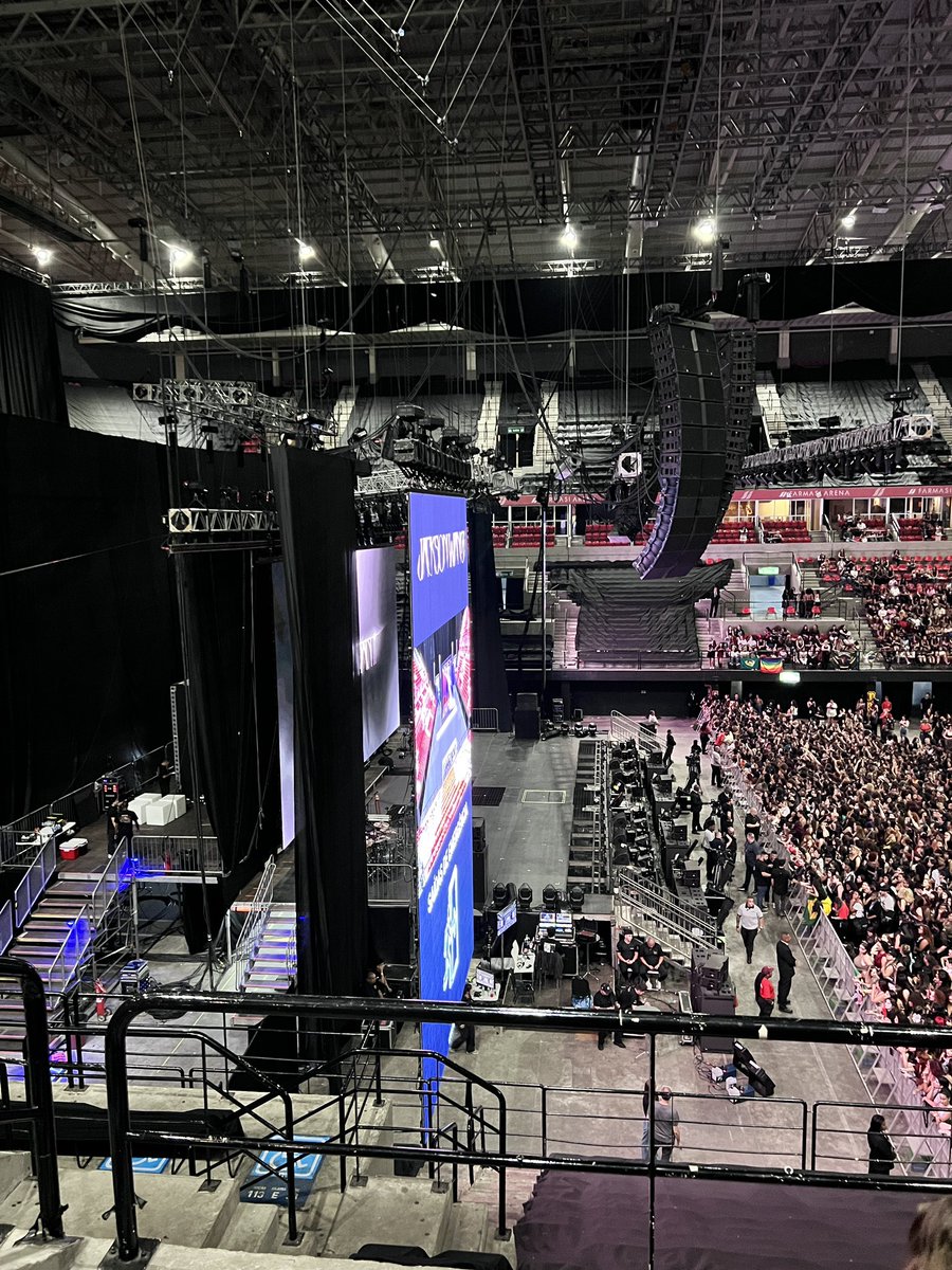 Cynthia82's tweet photo. @JacksonWang852 my view in Rio 😭😭😭😭😭 i can see anything https://t.co/YdMekVqLTQ