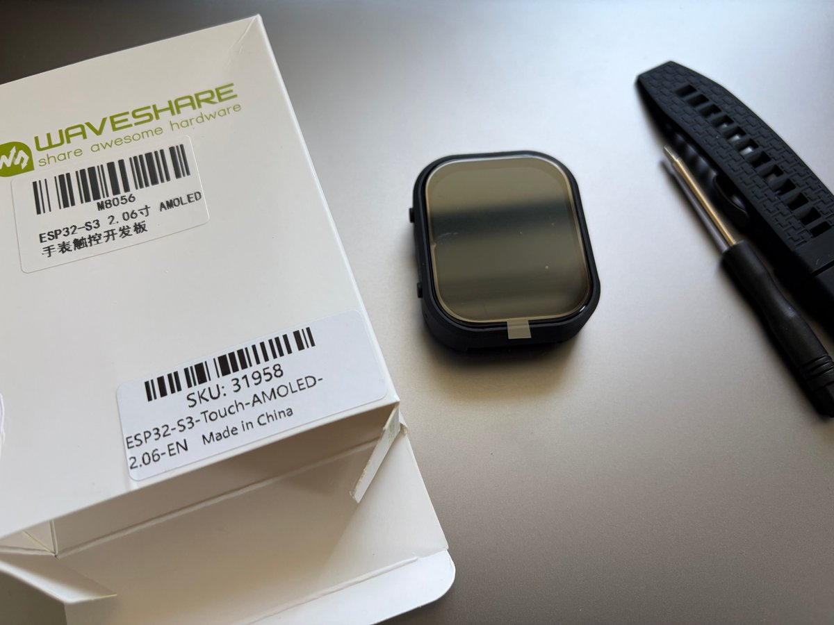 Zakkiea's tweet photo. ESP32 Watch届いた！(←Pebble Watchはまだ届かない..
思ったより結構、ゴツい感じだった..
#noderedjp #noderedmcu #moddable https://t.co/wGObsrEdV8