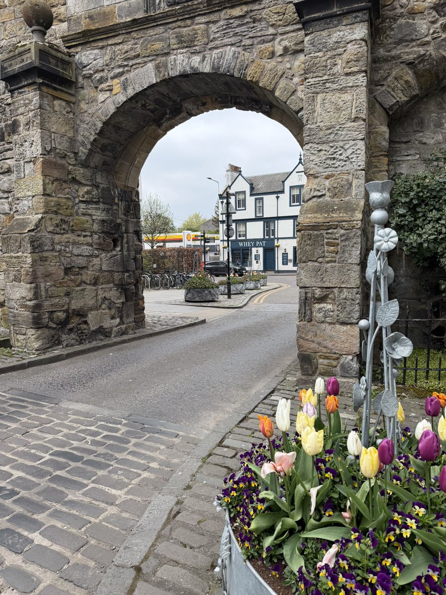 drcrater's tweet image. Great to be back @univofstandrews for the day, catching up with old friends, staff, and profs. Can’t believe it’s been 27 years! #geology #standrews