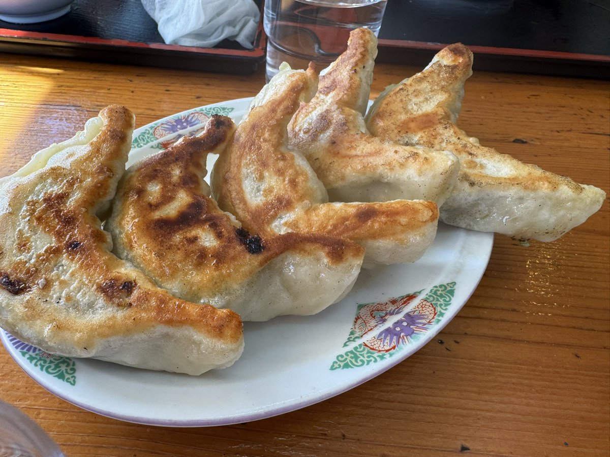 umasugimen_5's tweet photo. 麺リフト、チャーハン、餃子。
チャーハンは食べて絶対損しない王道の味、餃子は野菜の存在感ばっちりでうまい。
総合満足度めちゃくちゃ高いぞ『唐沢亭』。 https://t.co/eKQTtamRhv