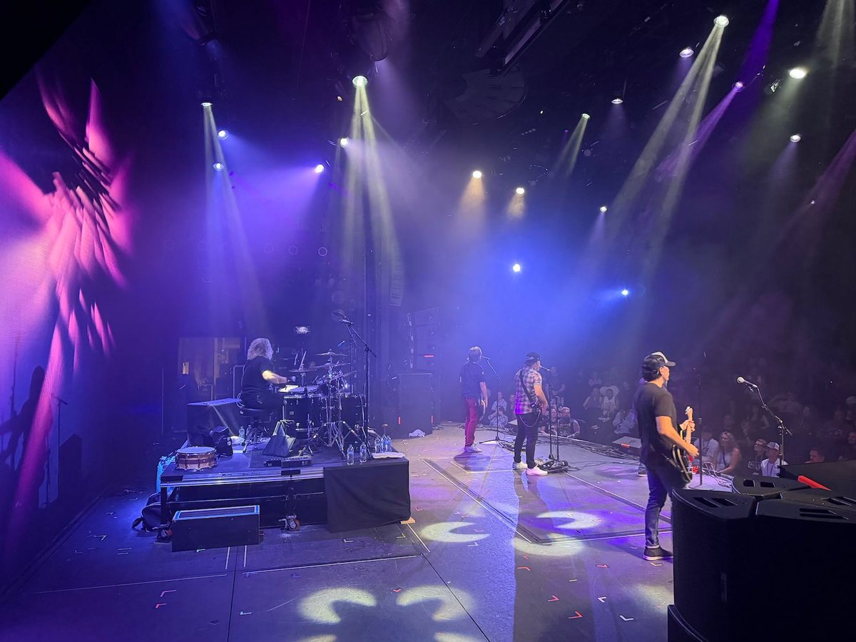 OLEANDERBAND's tweet photo. We're still having withdrawals  from @summerof99cruise! Here's a few photos from Day 2! What was your favorite memory? Ours was... YOU. So many new friends! #summerof99cruise #90srock #oleanderband https://t.co/SLF4AJ9qYk