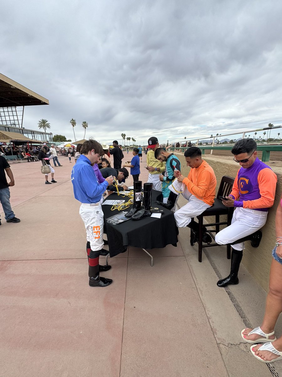 Turf Paradise tweet media