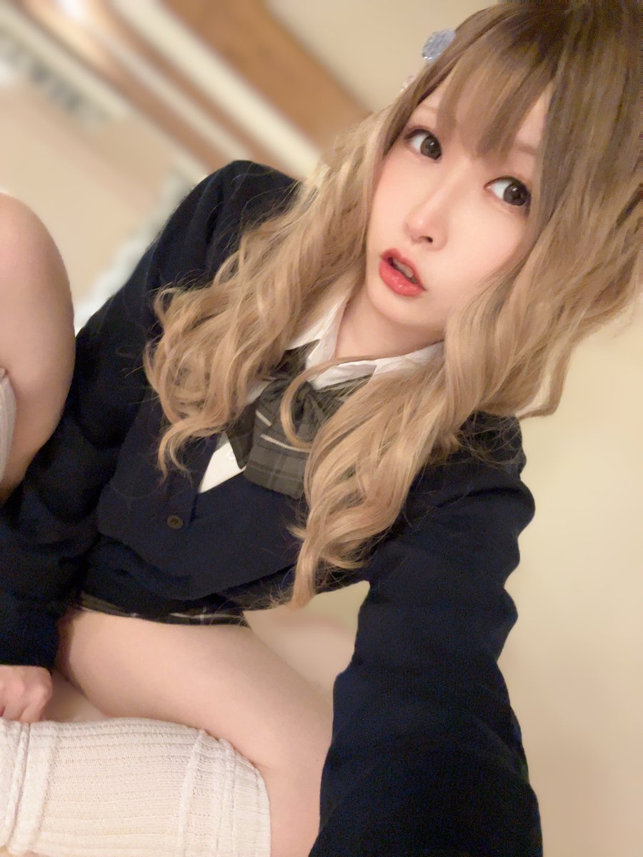 nekoereko's tweet image. ルーズソックスも制服もいいよね
おはよう、からのおやすみ😴