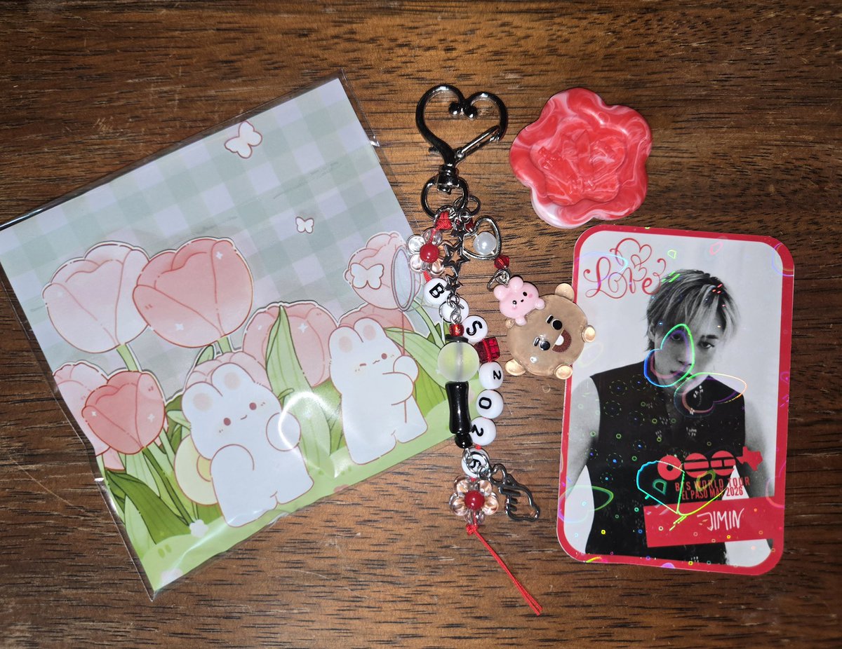 SillyPurpleDino's tweet image. Packing up the freebies for El Paso day 2! Come see me if you want some #freebies #bts #BTS_ARİRANG