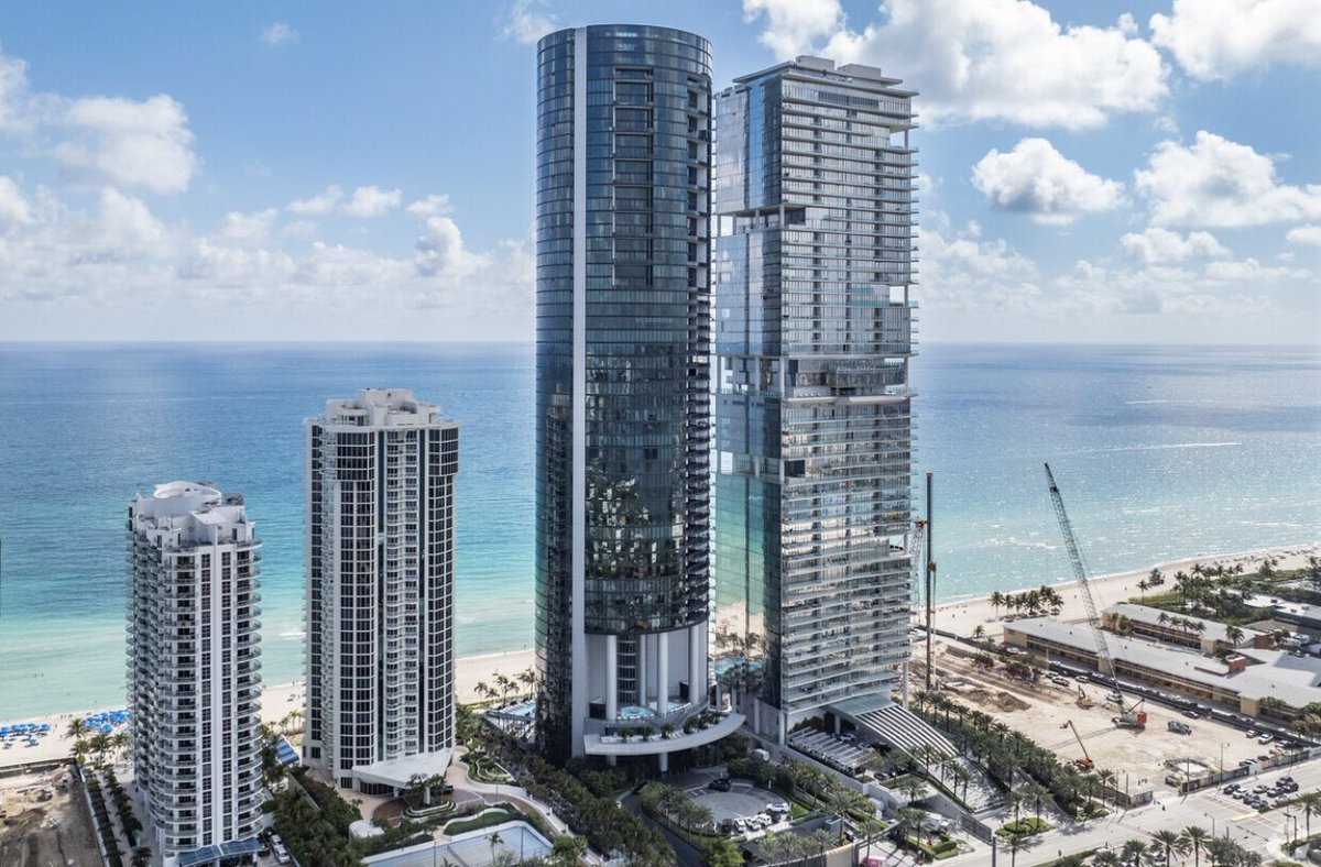 Comm_RE_LA's tweet photo. #Porsche Design Tower #Miami I know the owner. I’ll take the Penthouse. Thanks. https://t.co/V21u2AY8tW