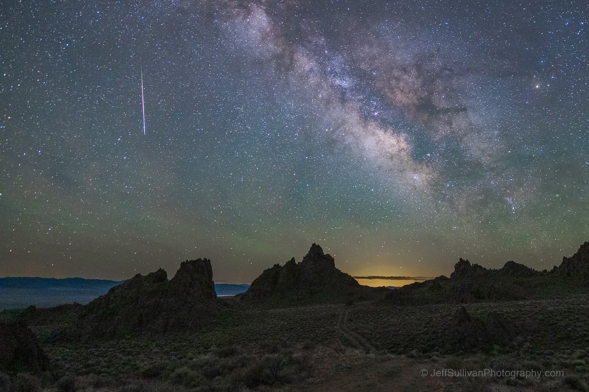 We had really nice viewing and night photography conditions in Nevada for the Lyrid meteor shower earlier this week! JeffSullivanPhotography.com #darksky #nightphotography #Nevada