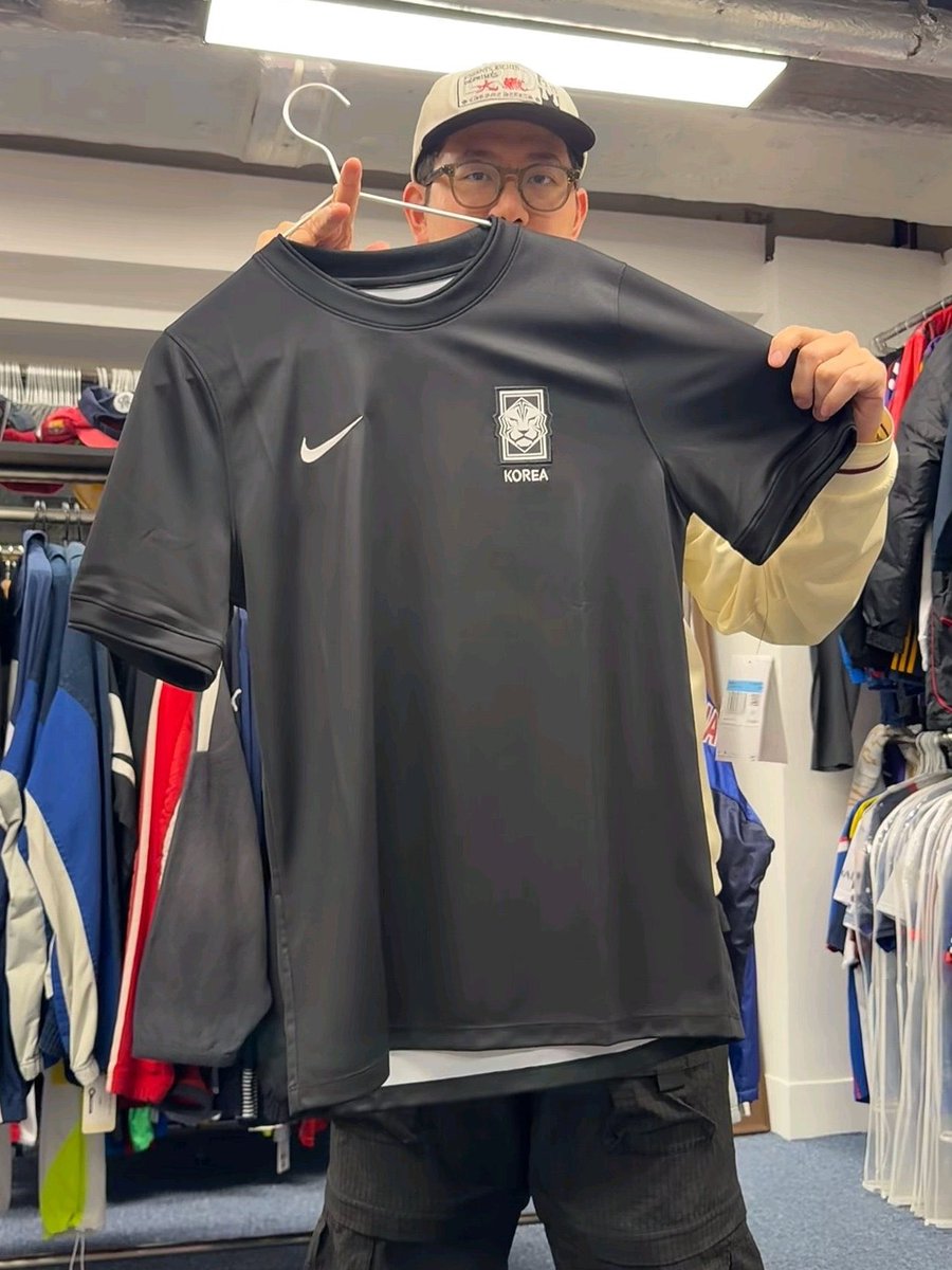 Mitsu_Aizawa's tweet photo. G-DRAGON × Nike × KFA 公式コラボがスタンバイ🔥

PEACEMINUSONEが手掛ける韓国代表2026ワールドカップ仕様スペシャルジャージが2026年夏リリース🇰🇷⚽️

Nikeが世界7ブランドと組む超大型プロジェクトの一環。G-DRAGONが韓国を代表してデザイン参加！ https://t.co/99P1esGMVj