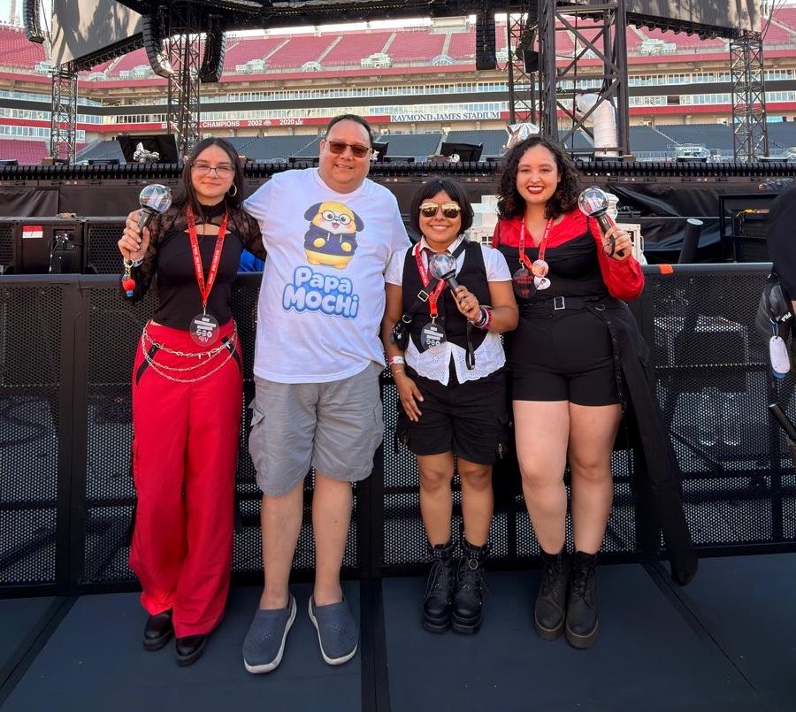 jnfication's tweet photo. Al parecer lo que le dio risa a Jimin fue ver a un padre de familia que tenía una camiseta con “Papá Mochi”. Le dio tanta risa que le tomo una foto 

#BTS_ARIRANG_WORLDTOUR_TAMPA https://t.co/PDwiudYE3h