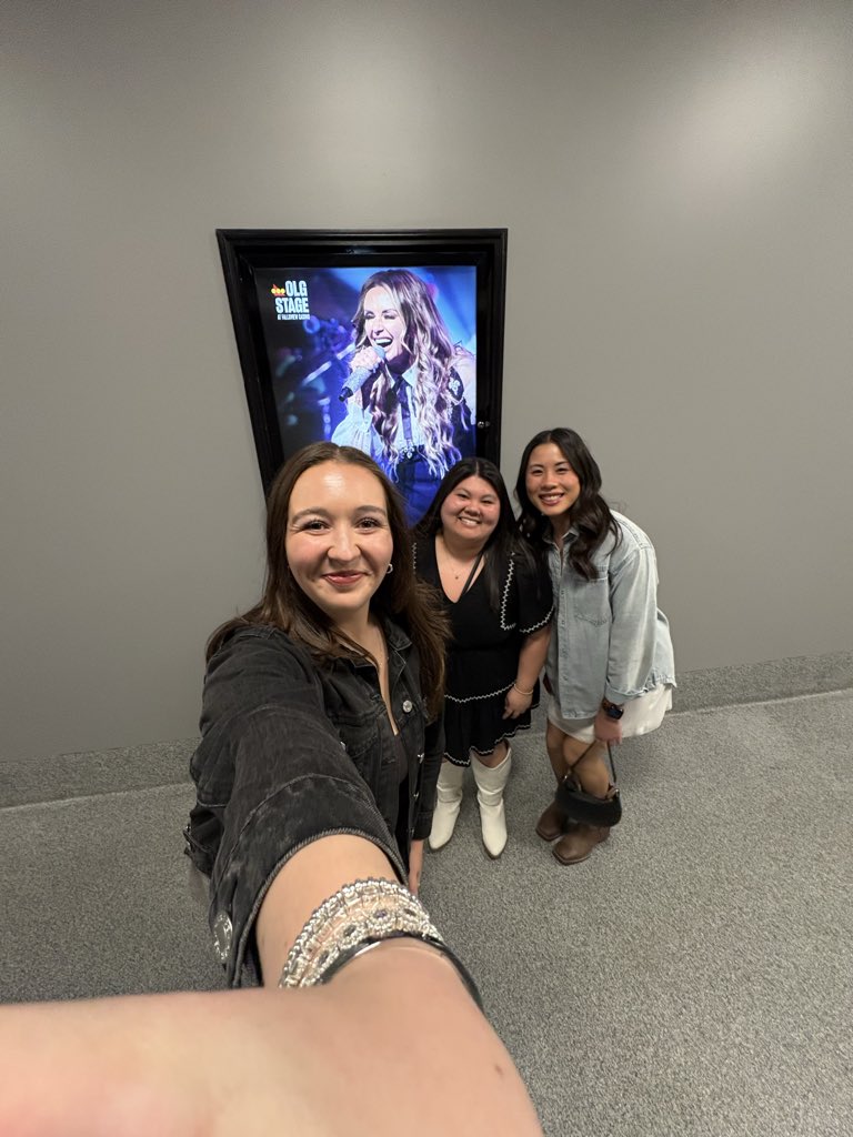 lostnthememoryy's tweet photo. third time seeing our fav @carlypearce 🤍🤍🤍 https://t.co/N2gUXgC8Gn