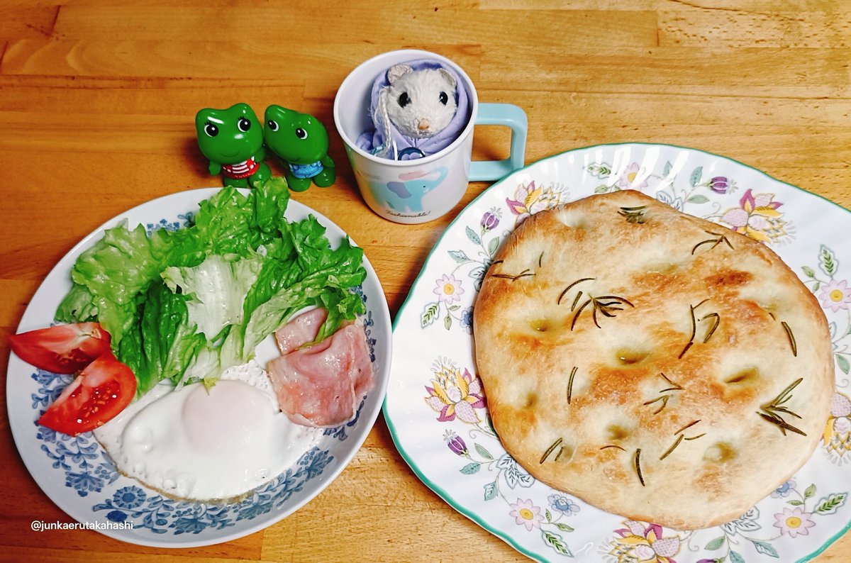 kaeruchan1977's tweet image. 2026/4/26　朝

目玉焼き
フォカッチャ
ミネストローネ

フォカッチャ、ぺちゃんこだけど多分気のせい。美味しかった💚

#おうちごはん
#homecooking
#baking