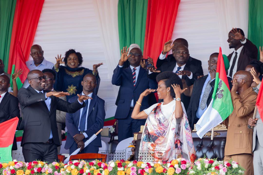 Igihe nashika hano inkotanyi zose hamwe n’ inyankaburundi zahagurukiye rimwe ziraripotinga muri X ngo uru rubuga rw’ abenegihugu rwugarwe ariko X yarabahakaniye. 

Inkotanyi zimenye Elon Musk ari Imbonerakure yo muri America. 

Nta nkotanyi yonshobora jewe