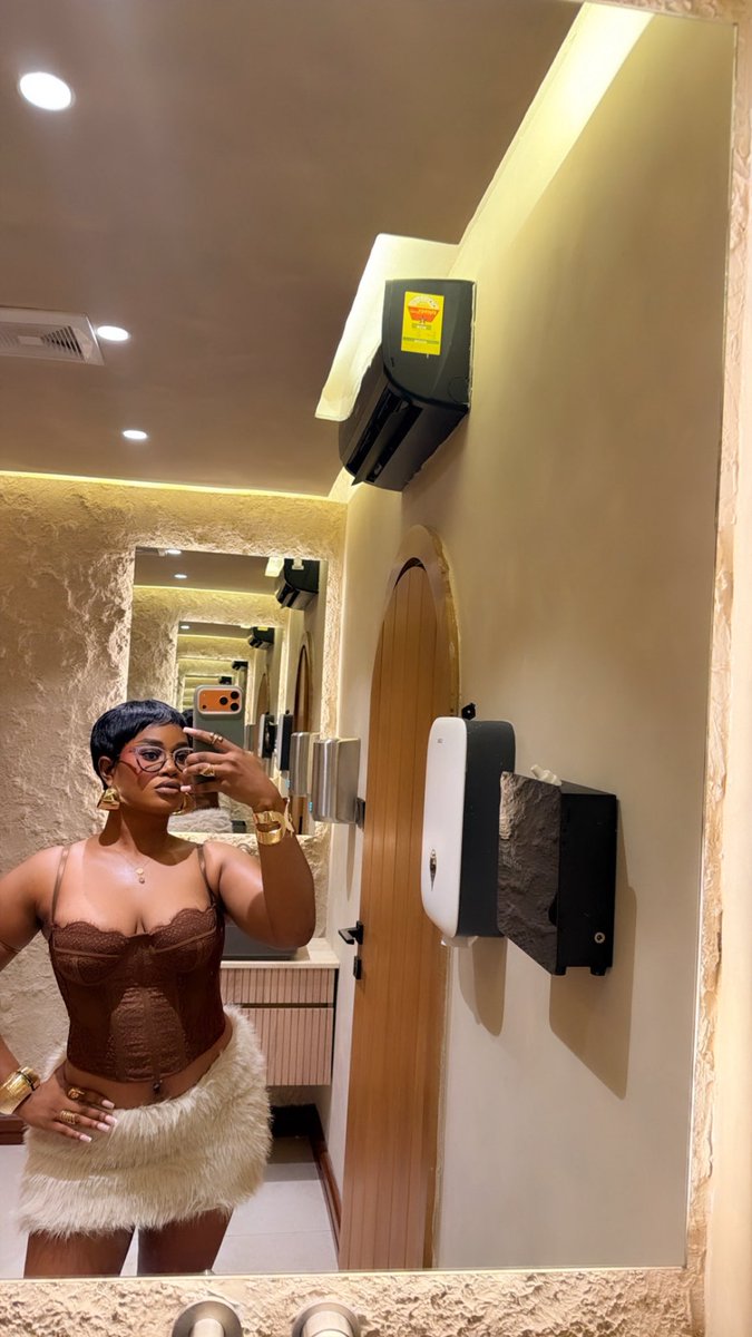 JohnettaGaran's tweet photo. Mirror Mirror on the wall who’s the fairest of em all, whatever that statement says 😋😋😋 https://t.co/ZaJH9F6fBo
