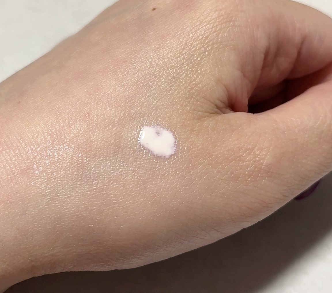 カルテHDさんのキャンペーンで、新発売のトーンアップUV乳液のサンプルをいただいたので使ってみました。

色味はピンクベージュで肌なじみ良く、テクスチャは一般的な乳液と変わらず、乾燥もしませんでした。

薄く塗っても毛穴をカバーしてくれたのは嬉しかったです。