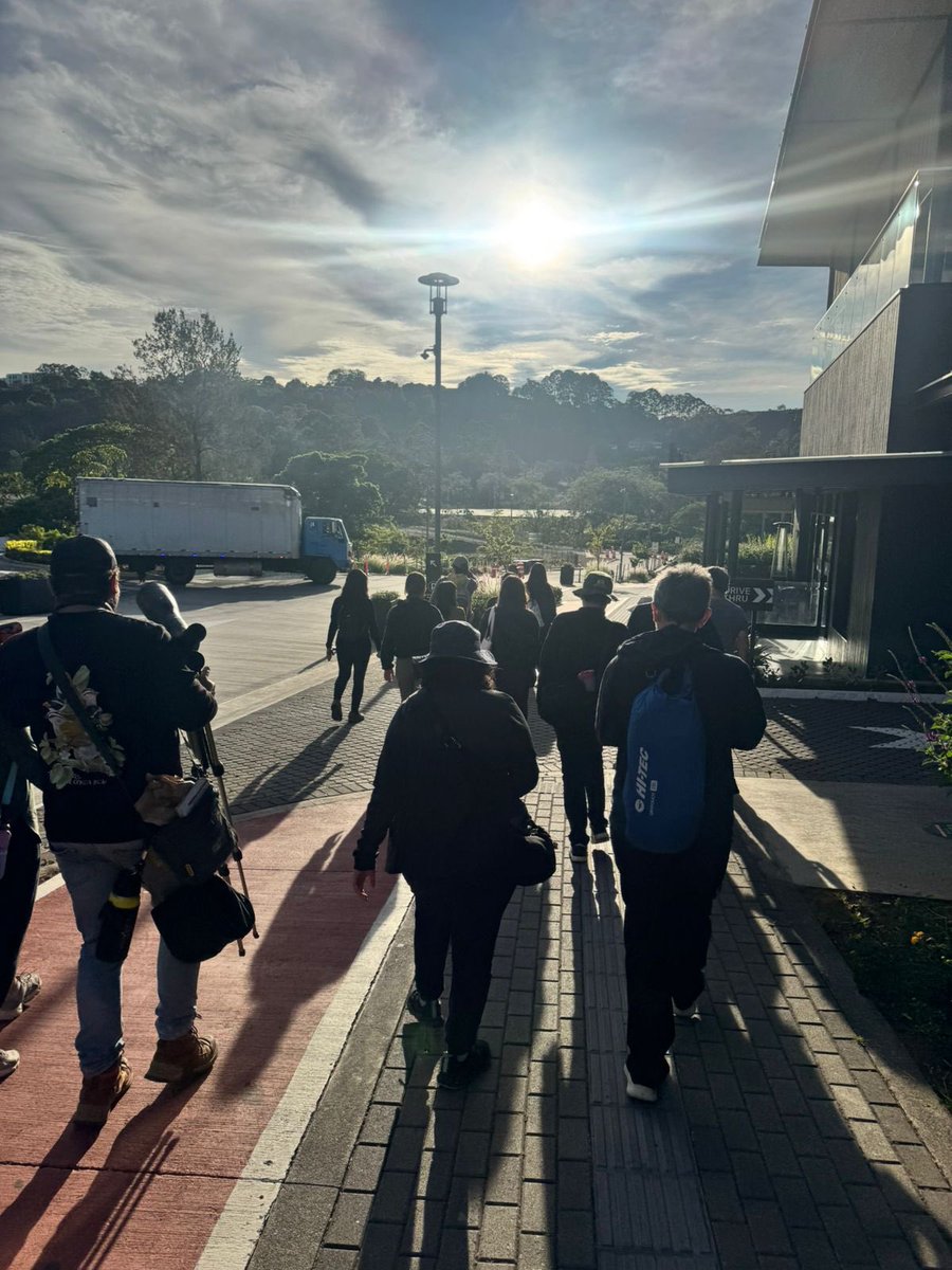CBIMA1's tweet photo. Cambiamos la rutina por el aire fresco del Corredor Biológico María Aguilar. 🐦✨ Observar desde un Momoto hasta nidos en plena ciudad nos recuerda el valor de la sostenibilidad urbana.
¡Gracias a los que se sumaron al conteo del #CBIMA!
#CienciaCiudadana #BiodiversidadUrbana https://t.co/CNtidpEfUC