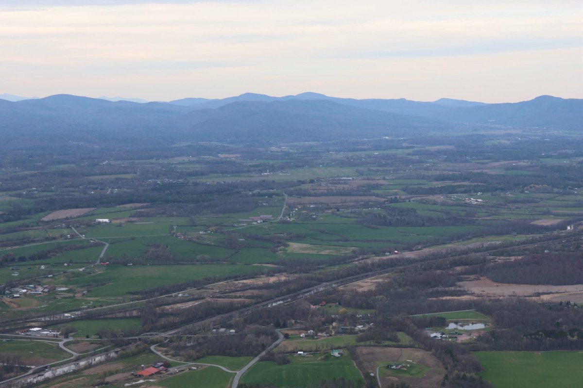 Jupiter_Hadley's tweet image. My cousin owns a hot air balloon, so today we went up in a hot air balloon (gifted, I think!) #balloon #hotairballoon #sky