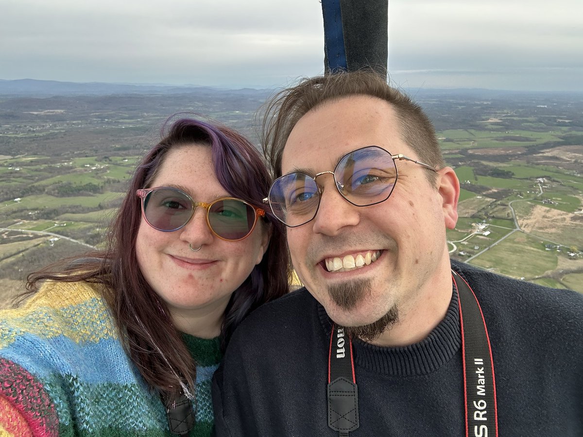 Jupiter_Hadley's tweet image. My cousin owns a hot air balloon, so today we went up in a hot air balloon (gifted, I think!) #balloon #hotairballoon #sky