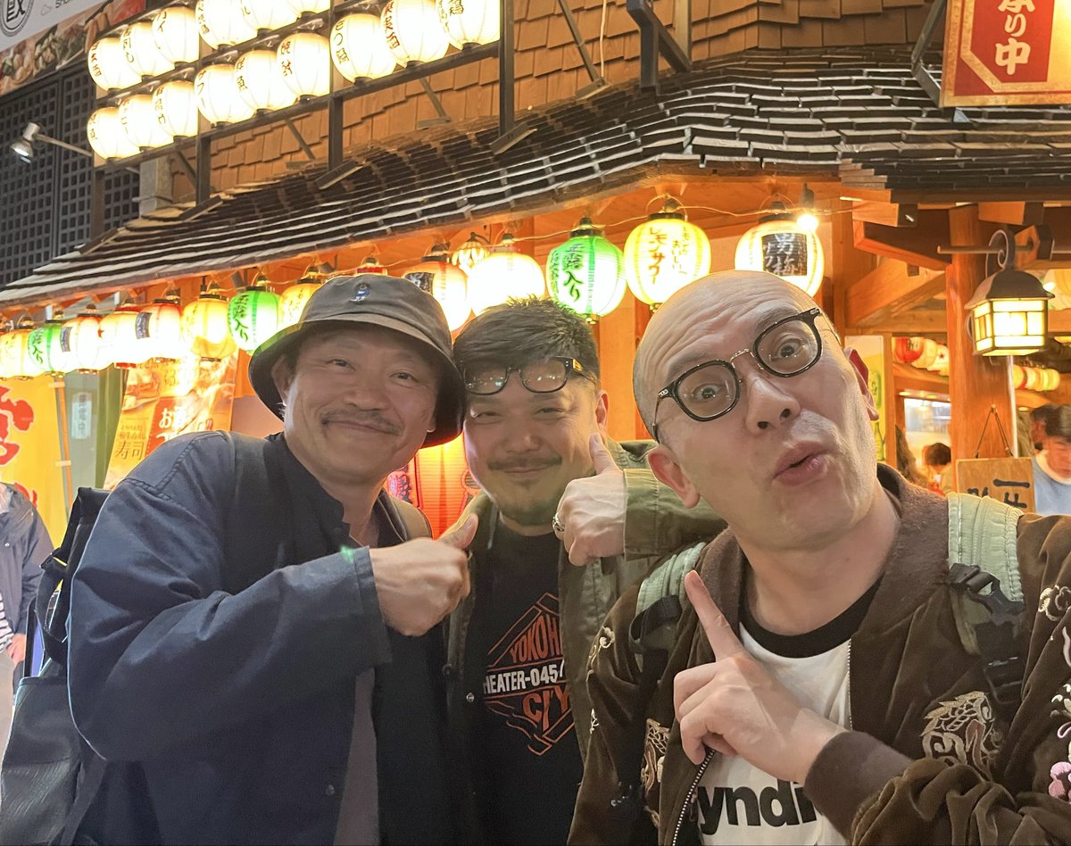 045syndicate's tweet photo. #THRESHOLD
本日千秋楽！
昨夜は私たちの演目「鹿」の作家、平塚直隆さんがご来場。
劇王の懐かしい話や地方の演劇のあり方からプロレスの話まで、おおいに語り合うよき夜でした。
「おもしろかったよー」と最高の褒め言葉もいただき、今日の千秋楽にそなえる。
 
当日券あります、ハマで待ってるぜ！ https://t.co/fVDAZg9qaC
